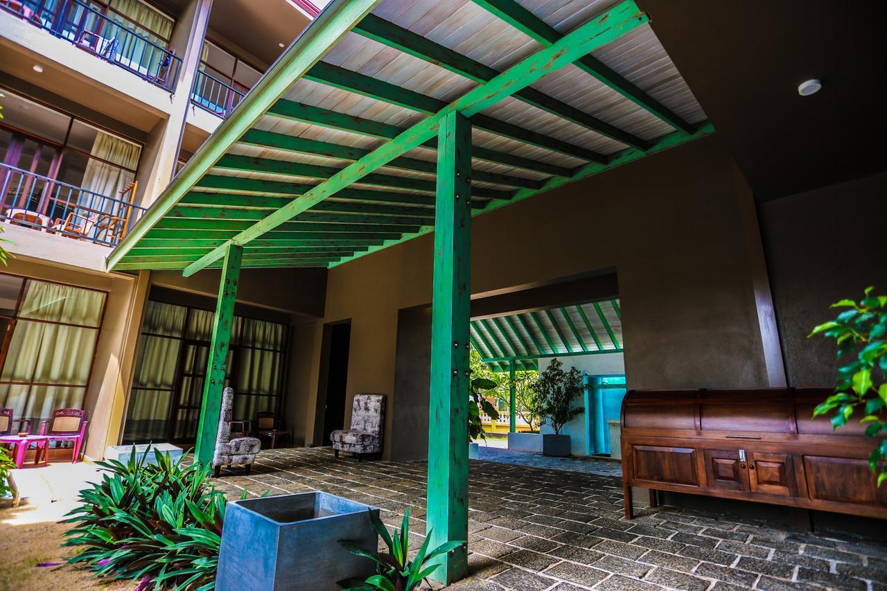 Waves By Tranquil Negombo Exterior foto