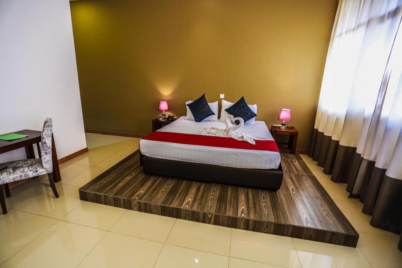 Waves By Tranquil Negombo Exterior foto