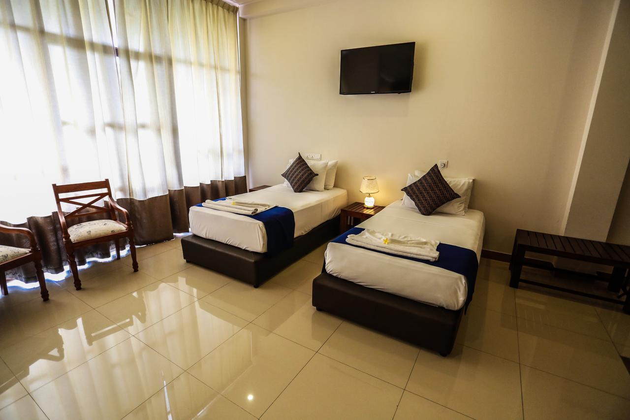 Waves By Tranquil Negombo Exterior foto